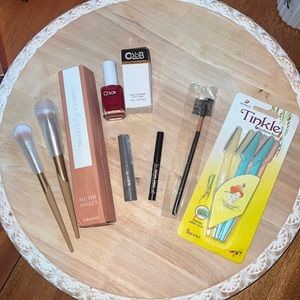 NWT 6 piece Brush and Makeup Bundle comes with FREE gift of cleaning wipes